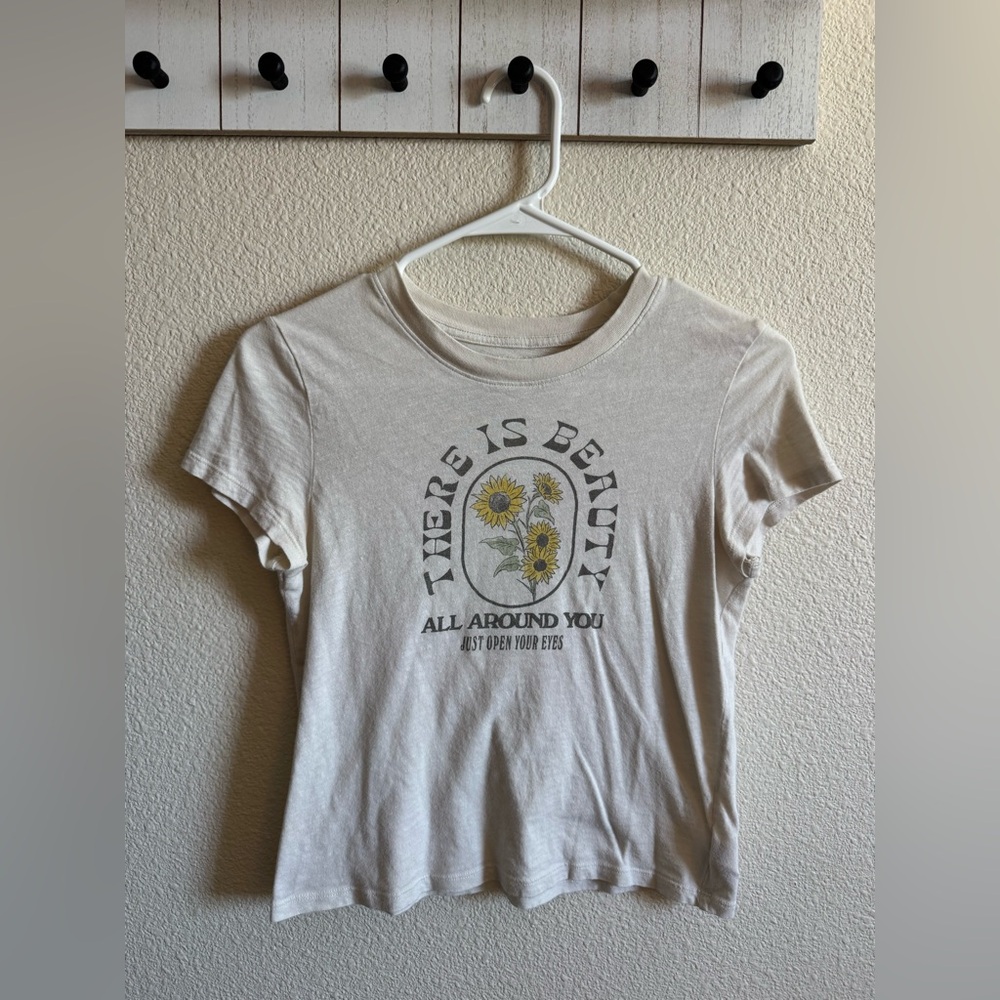 XS American Eagle Outfitters Cream V-Neck Tee (BUNDLE) both included